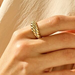 GOLD CROISSANT RING